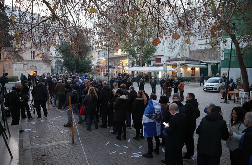 Κηδεία τέως βασιλιά Κωνσταντίνου: Στο παρεκκλήσι της Μητρόπολης η σορός του - Πλήθος κόσμου στο λαϊκό προσκύνημα