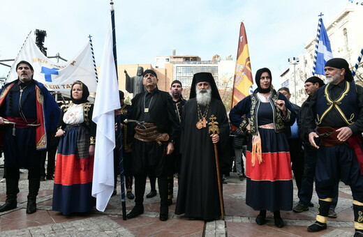 Κηδεία τέως βασιλιά Κωνσταντίνου: Σημαίες με στέμματα, βασιλικά οικόσημα και παραδοσιακές στολές 