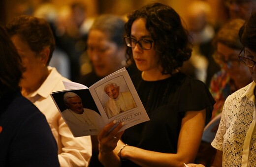 Βιβλίο με αποκαλύψεις του πρώην Πάπα Βενέδικτου προκαλεί αντιδράσεις- Αναφορές περί ομοφυλοφίλων και πορνογραφικών ταινιών