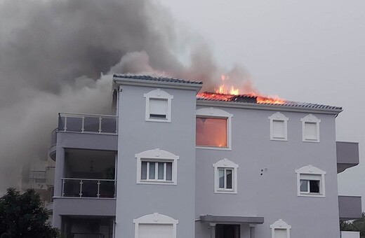 Καλαμάτα: Φωτιά σε στέγη σπιτιού από χτύπημα κεραυνού 