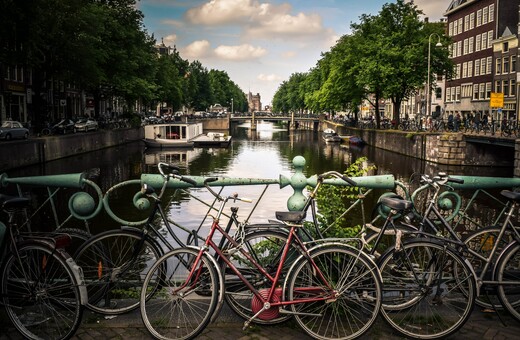 Στο Άμστερνταμ κατασκευάζουν χώρους στάθμευσης ποδηλάτων κάτω από το νερό