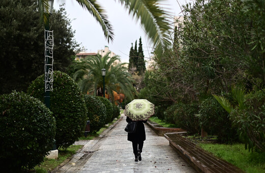 Γυναίκα με ομπρέλα στο Πεδίον του Άρεως