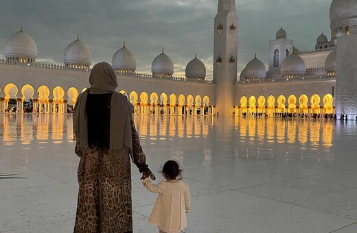Ναόμι Κάμπελ: Σπάνιες φωτογραφίες με την κόρη της - Σε τζαμί στο Αμπού Ντάμπι 