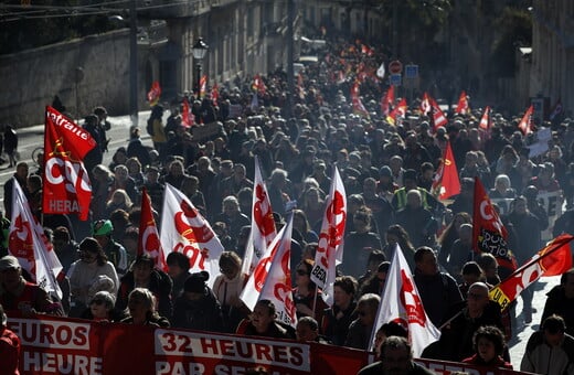 Σε απεργιακό κλοιό η Γαλλία: Χιλιάδες πολίτες στους δρόμους ενάντια στο συνταξιοδοτικό