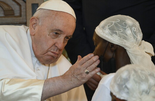 Πάπας Φραγκίσκος από Κονγκό: «Άνθρωποι βιάζονται και σκοτώνονται και οι θύτες τους ευημερούν»