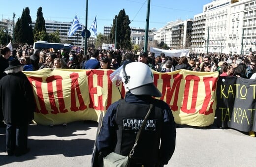 Στιγμιότυπο από τη συγκέντρωση των ηθοποιών στην πλατεία Συντάγματος. Φωτ: Eurokinissi