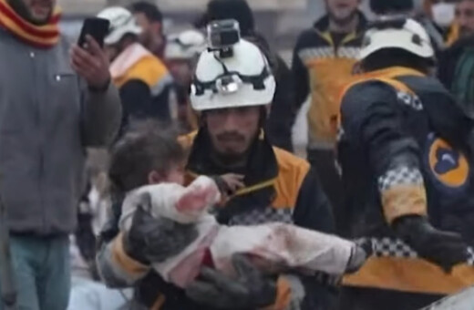 Φονικός σεισμός: Η συγκλονιστική στιγμή διάσωσης παιδιού από τα συντρίμμια στη Συρία