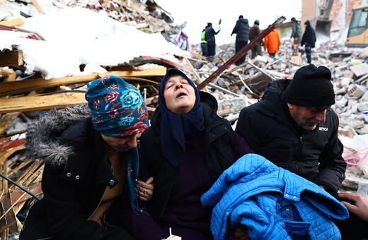Σεισμός στην Τουρκία: Ώρες αγωνίες για τους συγγενείς- Ελέγχουν ένα προς ένα τις σορούς για να βρουν τους δικούς τους 