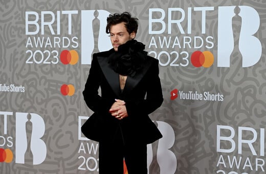 Brit Awards: Εντυπωσίασε ο Χάρι Στάιλς με βελούδινο κοστούμι και κορσάζ-γίγας -Η εκκεντρική εμφάνιση του Σαν Σμιθ