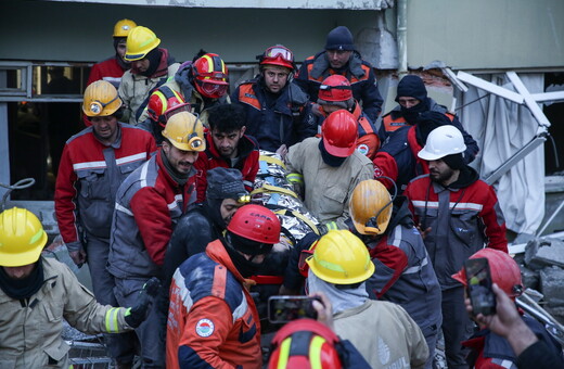 Σεισμός στην Τουρκία: Αχτίδα αισιοδοξίας μετά τις νέες διασώσεις - Ανασύρθηκαν ζωντανά παιδιά, 150 ώρες μετά τη δόνηση