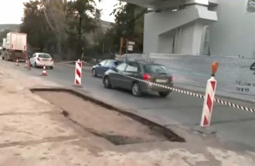 Μετ' εμποδίων η κίνηση στη Λεωφόρο Αθηνών - Έσπασε αγωγός νερού