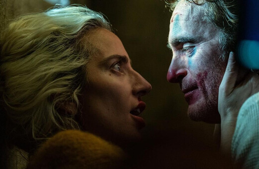 «Joker 2»: Η πρώτη φωτογραφία της Lady Gaga με τον Χοακίν Φίνιξ