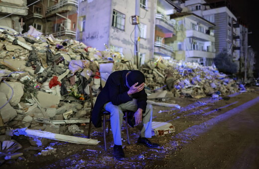 Σεισμός στην Τουρκία: Άνδρας κατασκήνωσε στα ερείπια του σπιτιού της οικογένειάς του - «Θα περιμένω εδώ όλη μου τη ζωή»