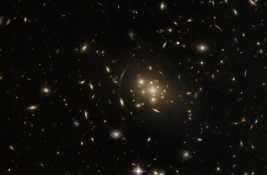 To τεράστιο σμήνος γαλαξιών στον αστερισμό Cetus δεσπόζει στο κέντρο της εικόνας. Φωτ.: ESA/Hubble & NASA, H. Ebeling