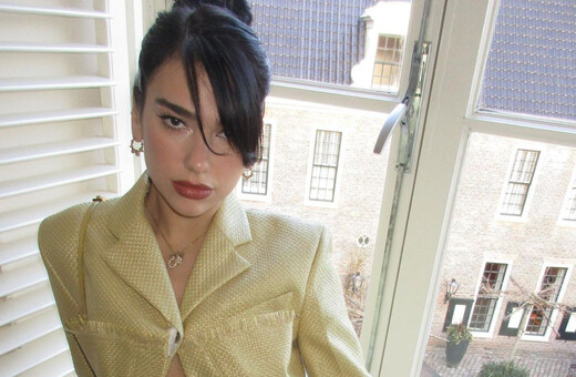 Η Dua Lipa με κίτρινη ζακέτα