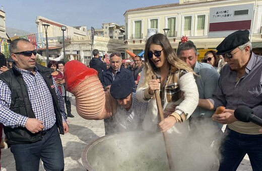 Καθαρά Δευτέρα στον Τύρναβο: Αναβίωσε το έθιμο του «μπουρανί» - Τεράστιοι φαλλοί και πειράγματα