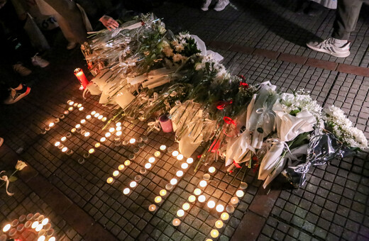 Τέμπη: Λουλούδια και κεριά στη μνήμη των θυμάτων έξω από τον ΟΣΕ στη Λάρισα