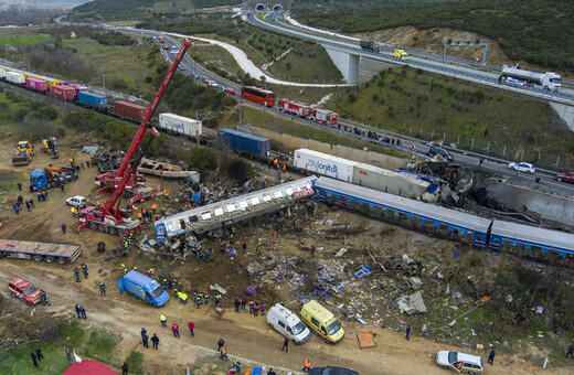 Σύγκρουση τρένων στα Τέμπη: Έως το μεσημέρι η ταυτοποίηση των σορών των θυμάτων που έχουν ανασυρθεί