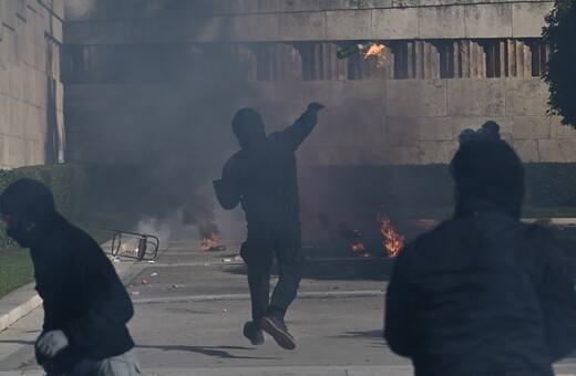 Μολότοφ και χημικά στο Σύνταγμα- Στην απεργιακή κινητοποίηση για τα Τέμπη