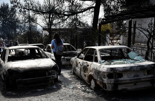 Καμένα αυτοκίνητα από τη φωτιά στο Μάτι.