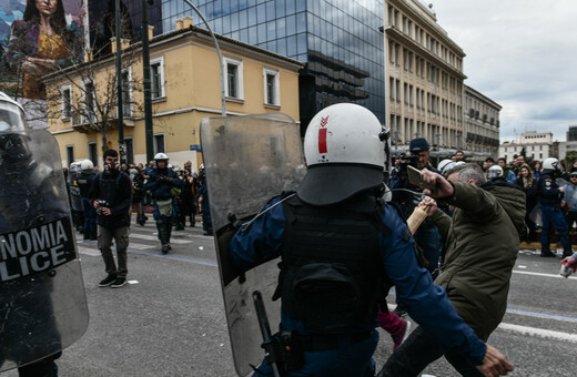 Χημικά και μολότοφ στο κέντρο της Αθήνας- Μετά τη λήξη της συγκέντρωσης για το δυστύχημα στα Τέμπη