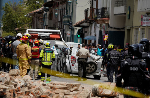Σεισμός 6,8 στον Ισημερινό: Νεκροί και πολλές υλικές ζημιές - Εικόνες καταστροφής
