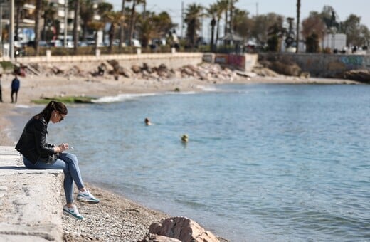 Έρευνα: Οι Έλληνες μείωσαν τη θέρμανση, κάνουν ντους αντί μπάνιο και δεν πάνε διακοπές