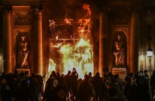 Διαδηλώσεις στη Γαλλία: Πυρπόλησαν το δημαρχείο του Μπορντό