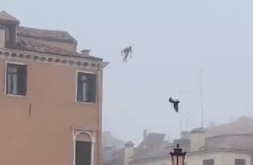 Βενετία: Ψάχνουν άνδρα που βούτηξε από τριώροφο κτίριο σε κανάλι- «Θα πάρει πιστοποιητικό ηλιθιότητας»