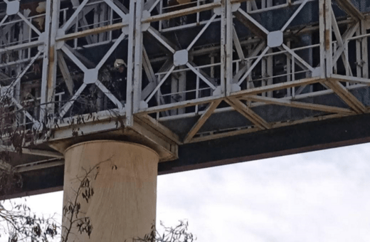 Θεσσαλονίκη: Οι ισχυροί άνεμοι έκαναν «ανεμόμυλο» τον φωτεινό πίνακα του Καυτανζογλείου