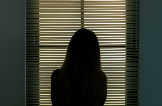 Πέραμα: Ποινική δίωξη και στη μητέρα της 6χρονης για συνέργεια στο βιασμό της
