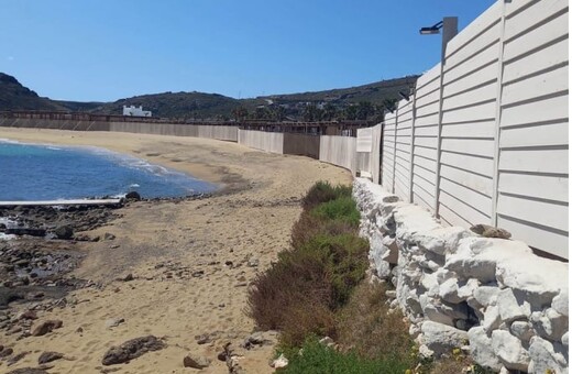 Μύκονος: Έβαλαν φράχτη στην παραλία Πάνορμος- Η εικόνα που προκάλεσε οργή