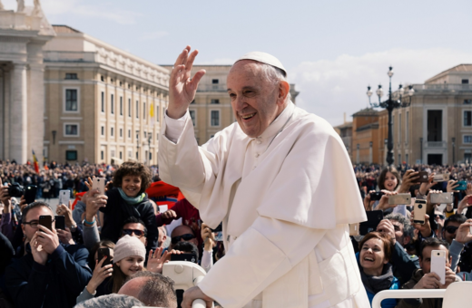 «Είμαι ακόμα ζωντανός»: Ο πάπας Φραγκίσκος πήρε εξιτήριο