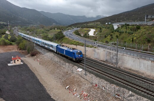 Τέμπη: Η στιγμή που το πρώτο Intercity περνά από το σημείο του δυστυχήματος