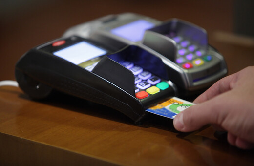ΙΟΒΕ: Οι συναλλαγές με κάρτες ξεπέρασαν σε αξία τις αναλήψεις μετρητών