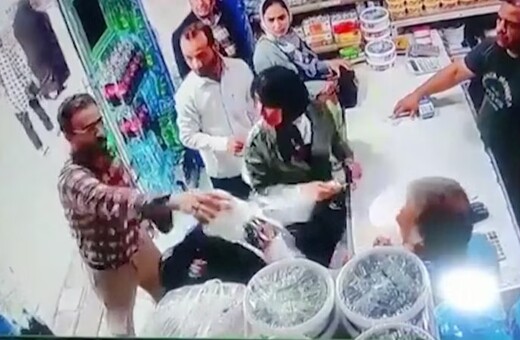Ιράν: Η στιγμή που άνδρας επιτίθεται, πετώντας γιαούρτι σε δύο γυναίκες, επειδή δεν φορούν χιτζάμπ