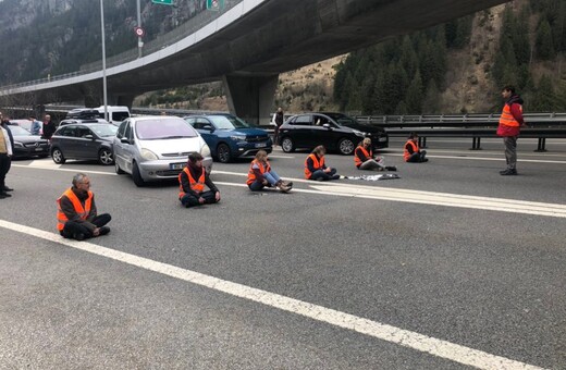 Ελβετία: Ακτιβιστές για το κλίμα απέκλεισαν κεντρικό δρόμο - Κόλλησαν στο οδόστρωμα