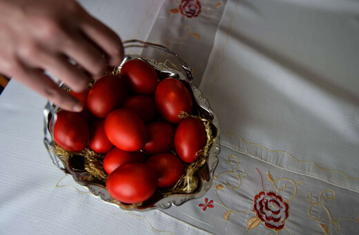 Tα κόκκινα αυγά του Πάσχα και τα περίεργα έθιμα που τα συνοδεύουν απ' όλο τον κόσμο