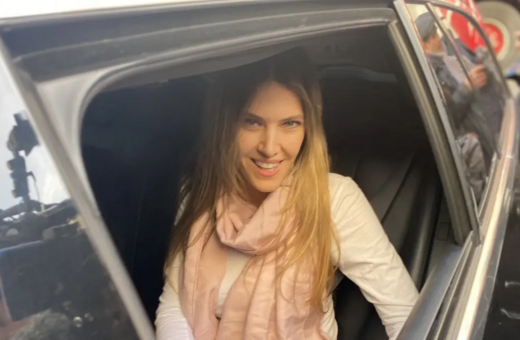 «Eυχαριστώ πολύ με περιμένει η κόρη μου»- Τα πρώτα λόγια της Εύας Καϊλή μετά την αποφυλάκισή της