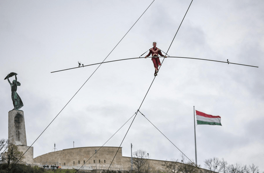 Ακροβάτης διέσχισε τον Δούναβη πάνω σε τεντωμένο σχοινί