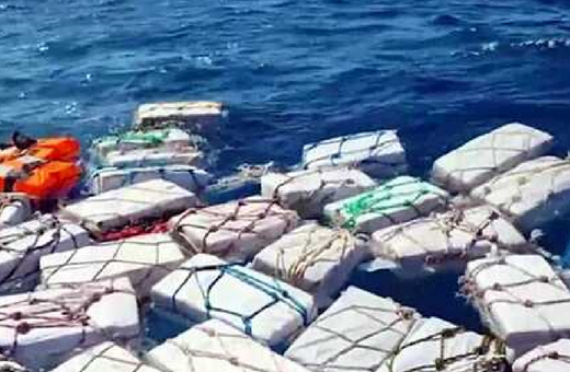 Ιταλία: Δύο τόνους κοκαΐνης κατέσχεσαν οι αρχές στη θάλασσα 