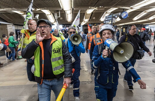 Γαλλία: Διαδηλωτές εισέβαλαν σε πολλούς σταθμούς στο Παρίσι