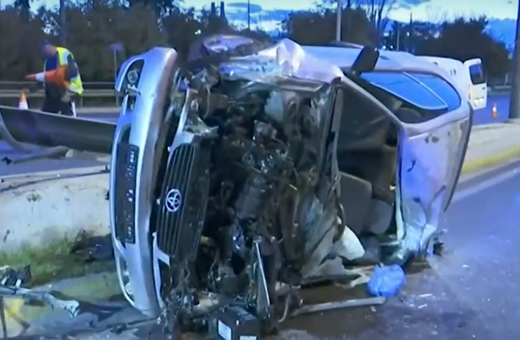 Τροχαίο στην Πέτρου Ράλλη: Αυτοκίνητο έπεσε στις μπάρες και αναποδογύρισε