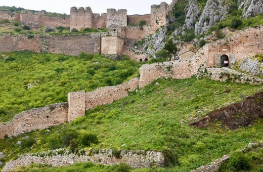 Φωτίζεται ξανά το κάστρο Ακροκορίνθου