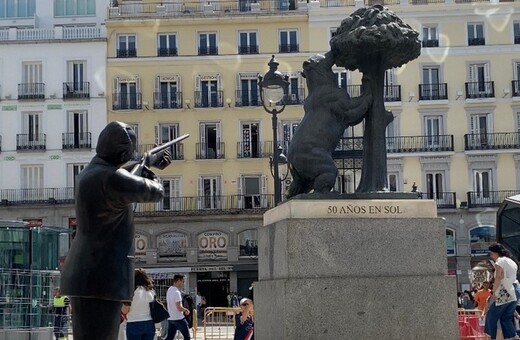 Ισπανία: Άγαλμα-παρωδία για τον Χουάν Κάρλος σε αξιοθέατο της Μαδρίτης