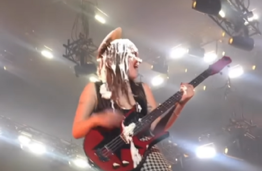 Maneskin: Γενέθλια στη σκηνή για τη Βικτόρια-Της έριξε τούρτα ο Νταμιάνο 