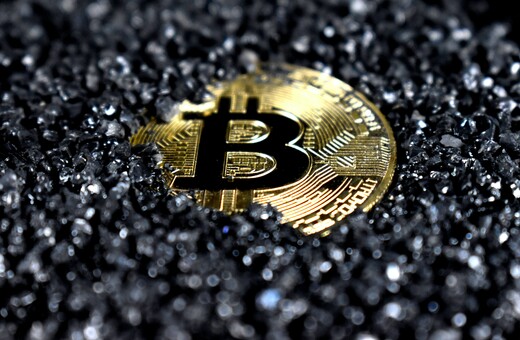 Bitcoin: Τέλος στο τετράμηνο «ράλι» εν μέσω αστάθειας στον τραπεζικό τομέα