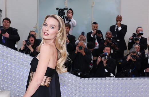 Met Gala 2023: Η Μάργκοτ Ρόμπι ως άλλη Σίντι Κρόφορντ από τα 90s