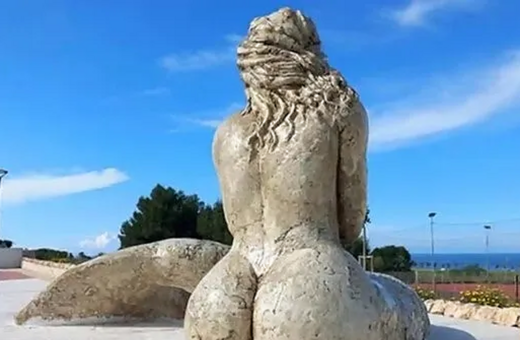 Ιταλία: Αντιδράσεις για το άγαλμα γοργόνας «αλά Καρντάσιαν» σε πλατεία της Απουλίας