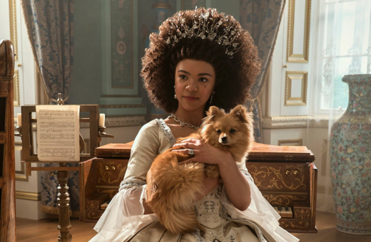 «Queen Charlotte»: To spin off του Bridgerton «απογυμνώνει» μια κοινωνία αχρωματοψίας